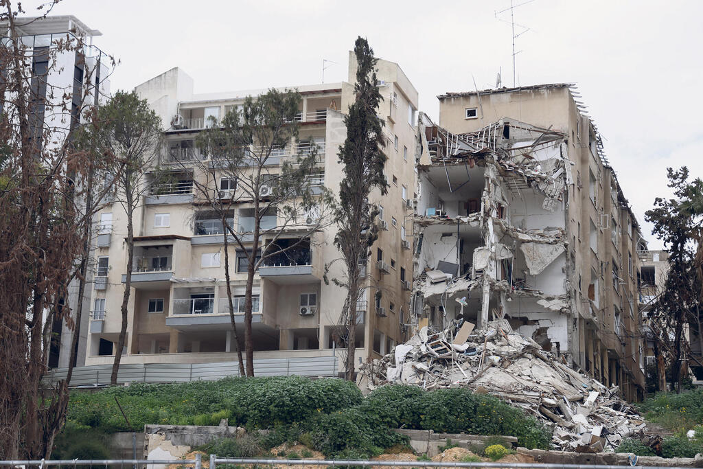 הטיל שפגע בבניין ברחוב אסירי ציון בפתח תקווה חדר את אחד הממ"דים שבו. כ־160 משפחות עדיין לא שבו לבתיהן
(צילום: אביגיל עוזי) מוסף נדל"ן 2026 בניין ברחוב ביל"ו ברחובות שנפגע מטיל איראני