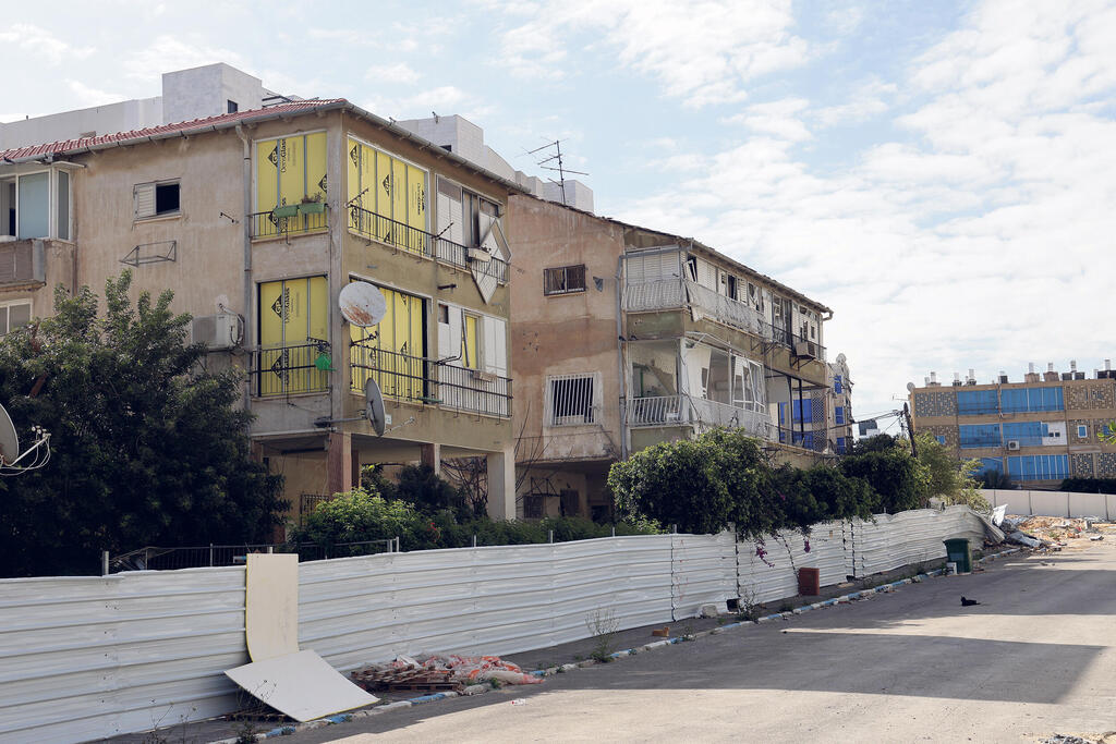 מתחם ביאליק בחולון. 48 משפחות שגרו בבניין באזור שניזוק קל יחסית עדיין לא שבו אליו
(צילום: אביגיל עוזי) מוסף נדל"ן 2026 בניין שנפגע מ טיל איראני ברחוב בן יוסף בת ים