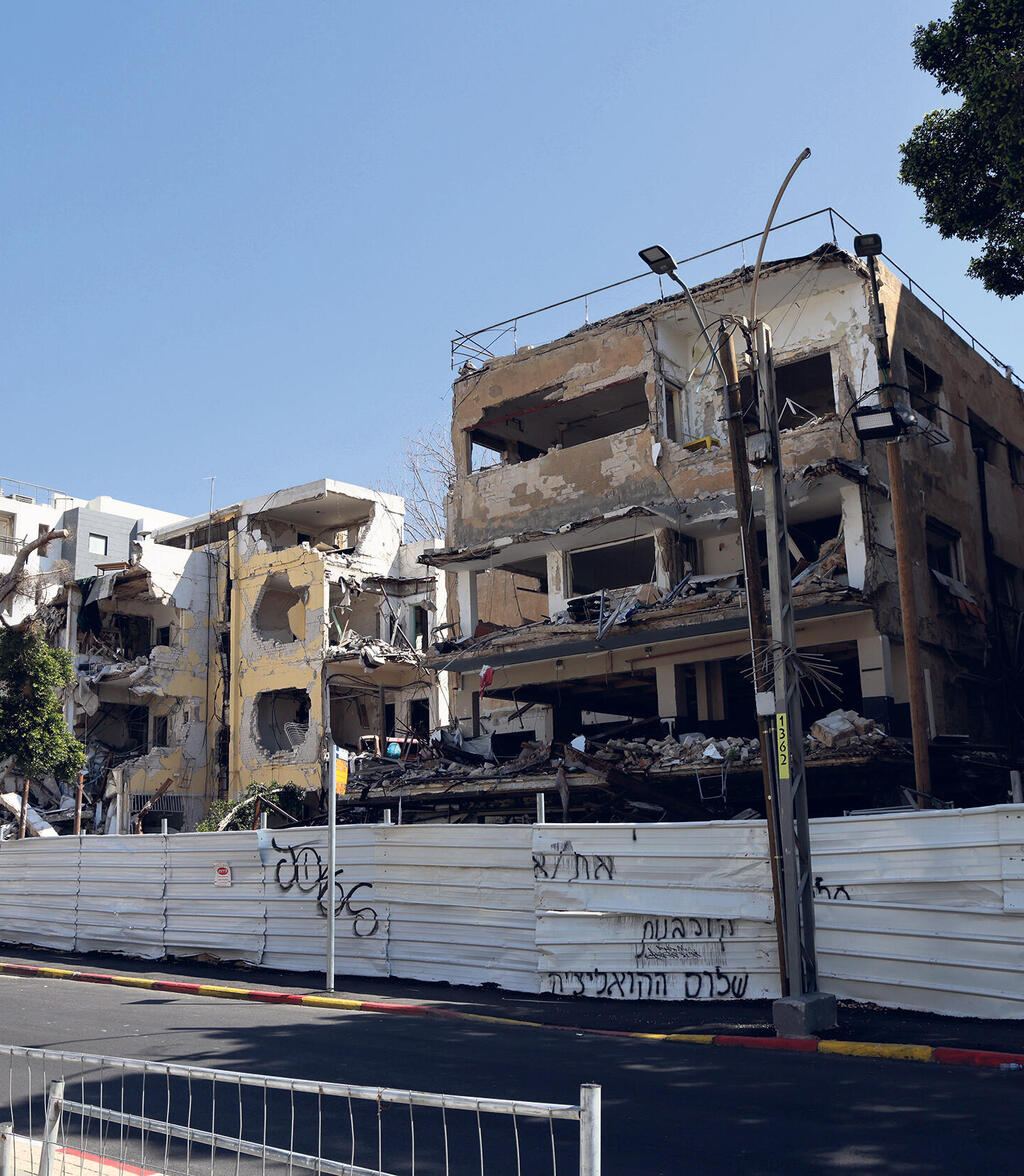 שרידי הבניינים שנפגעו ביוני בפינת הרחובות פינסקר ואלנבי בתל אביב (צילום: יריב כץ) מוסף נדל"ן 2026 שרידי הבניינים שנפגעו ביוני בפינת הרחובות פינסקר ואלנבי בתל אביב