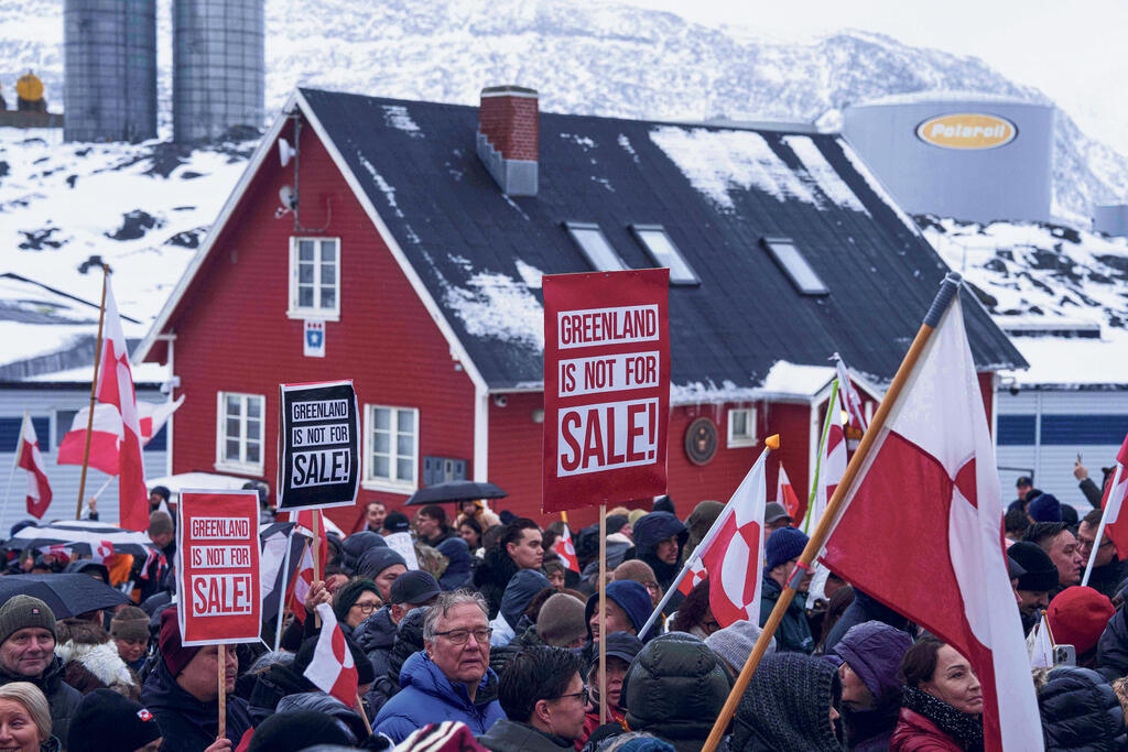 מוסף נדל"ן 2026 הפגנה של תושבי גרינלנד נגד התוכניות של טראמפ