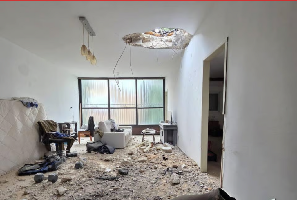 הרס בדירה בכפר סבא בעקבות שברי יירוט (צילום: עיריית כפר סבא) הרס בדירה בכפר סבא בעקבות שברי יירוט