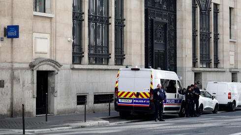 פריז: אדם נעצר לאחר שניסה לפוצץ מטען מחוץ למטה בנק אוף אמריקה