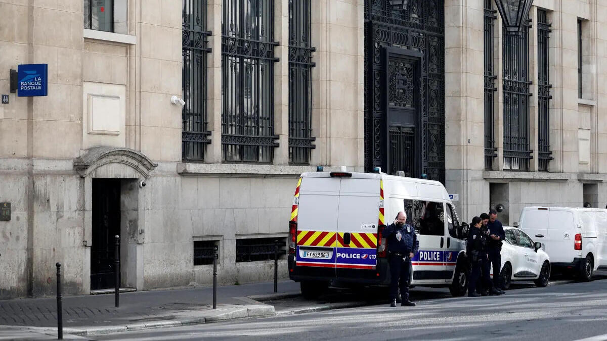 שוטרים מחוץ למטה בנק אוף אמריקה בפריז 28.3.26 נעצר חשוד בניסיון לפוצץ מטען חבלה