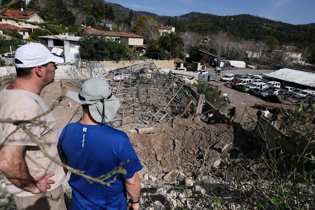 הפגיעה באשתאול (צילום: REUTERS/Ammar Awad) הרס 3 בעקבות ירי מ איראן במושב אשתאול 28.3.26 מלחמה עם איראן