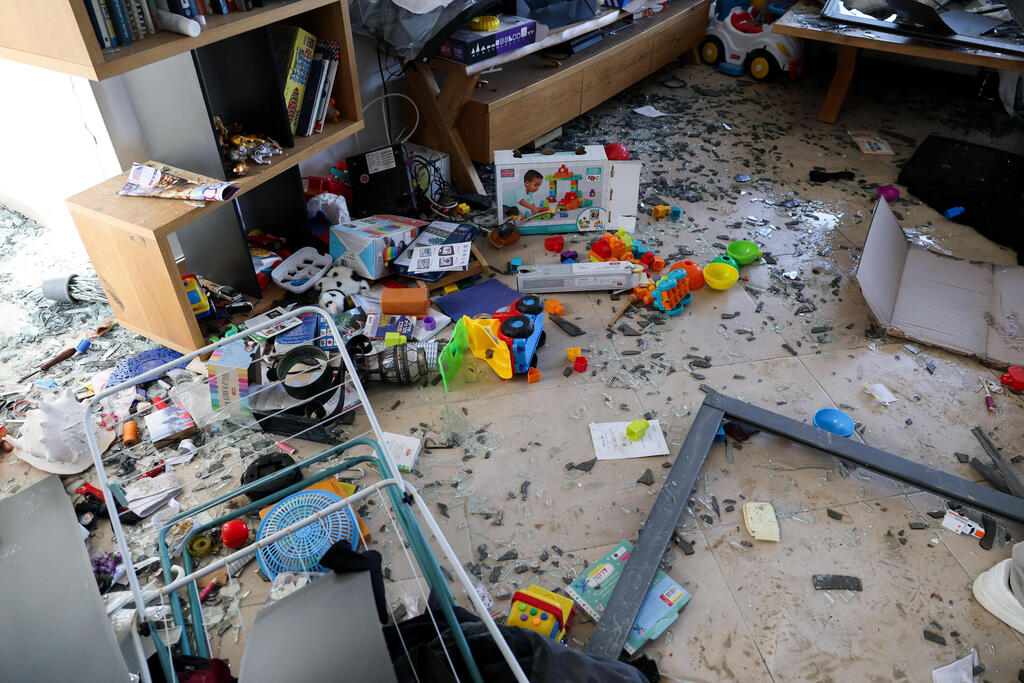 צילום: REUTERS/Ammar Awad הרס 2 בעקבות ירי מ איראן במושב אשתאול 28.3.26 מלחמה עם איראן