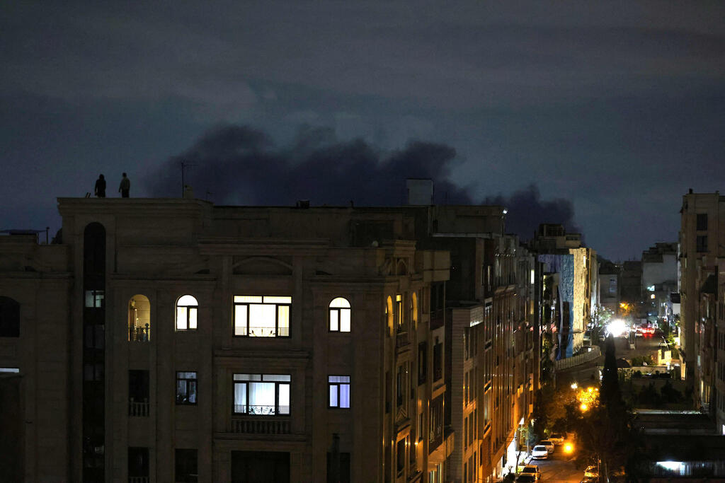 תקיפה באיראן (צילום: ATTA KENARE / AFP) תקיפה ב טהרן 2 איראן מלחמה עם איראן 28.3.26