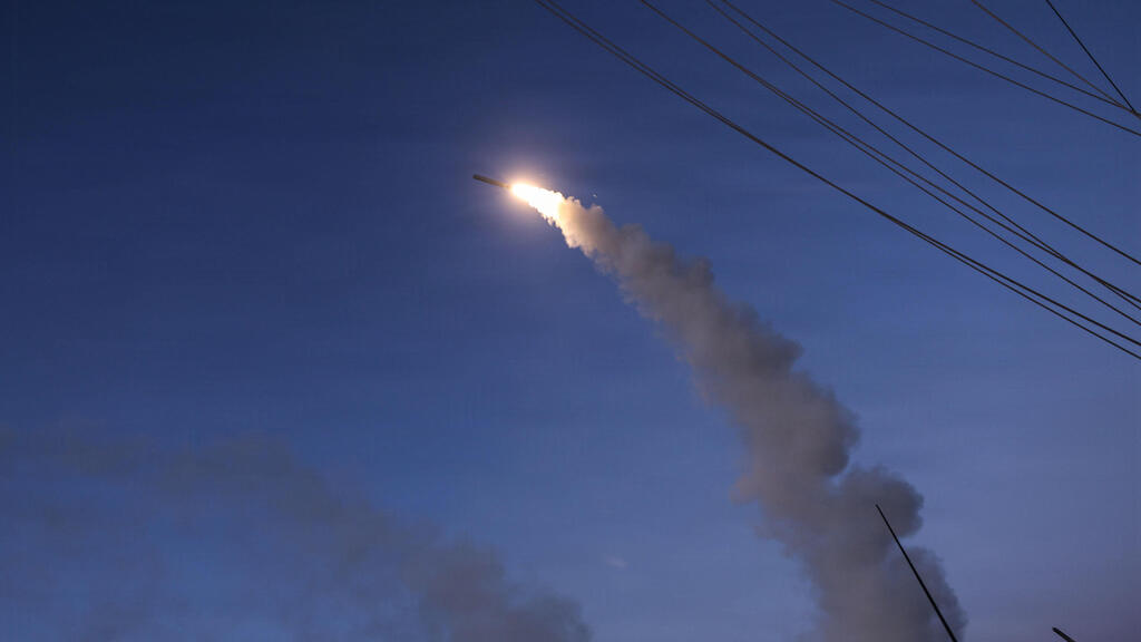 ירי טיל טומהוק ממשחתת קרב אמריקאית (צילום: AFP PHOTO / US NAVY and US CENTRAL COMMAND / HANDOUT) ירי טיל טומהוק ממשחתת קרב אמריקאית מלחמה עם איראן