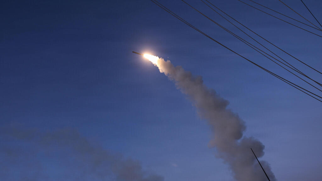 ירי טיל טומהוק. מחסור בנשק מדויק (צילום: AFP PHOTO / US NAVY and US CENTRAL COMMAND / HANDOUT) ירי טיל טומהוק ממשחתת קרב אמריקאית מלחמה עם איראן