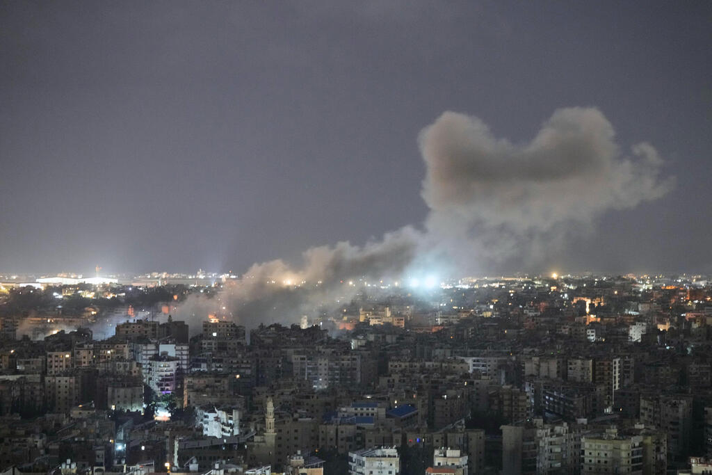 תקיפה בדאחייה (צילום: AP Photo/Bilal Hussein) תקיפה דאחייה ביירות לבנון שאגת הארי 1