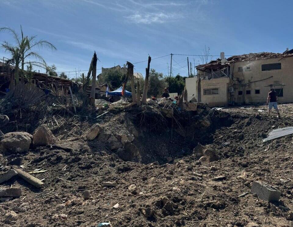 המכתש שנוצר מנפילת הטיל באשתאול (צילום: תיעוד מבצעי מד"א) אשתאול אזור בית שמש מכתש טיל נפילה איראן שאגת הארי