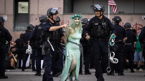 צילום: ETIENNE LAURENT / AFP "מלחמה אידיוטית": ברחבי ארה"ב נערכו הפגנות ענק נגד טראמפ