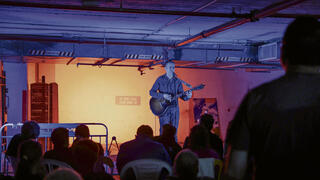  פנאי הופעה של יהלי סובול במקלט הציבורי גן העיר