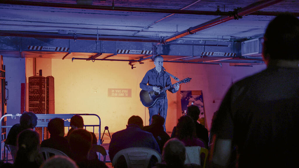  פנאי הופעה של יהלי סובול במקלט הציבורי גן העיר