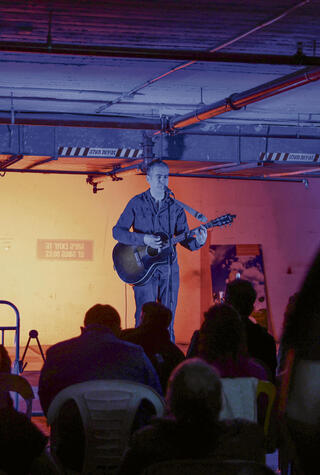  פנאי הופעה של יהלי סובול במקלט הציבורי גן העיר