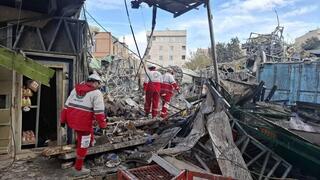 כוחות הצלה איראניים ב זירת תקיפה ב טהרן 29.3.26