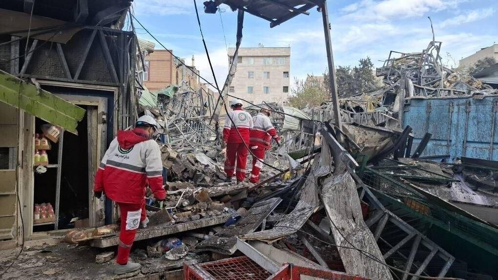 כוחות הצלה איראניים ב זירת תקיפה ב טהרן 29.3.26