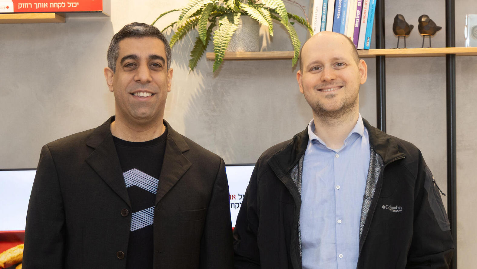 פועלים טק מימין משה נוי  ו אלעד רז