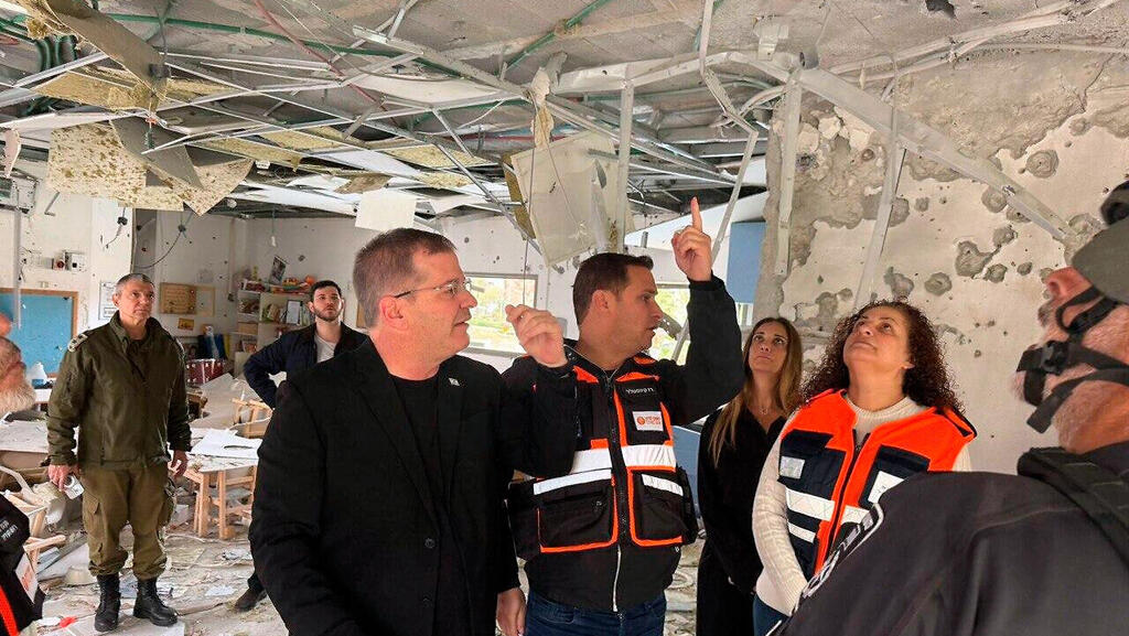 שר החינוך יואב קיש (משמאל) מבקר באתר שנפגע מטיל איראני ברמת גן. הלמידה בזום נכשלה בענק (צילום: מאיר תורגמן) שר החינוך יואב קיש מבקר באתר שנפגע מטיל איראני ברמת גן