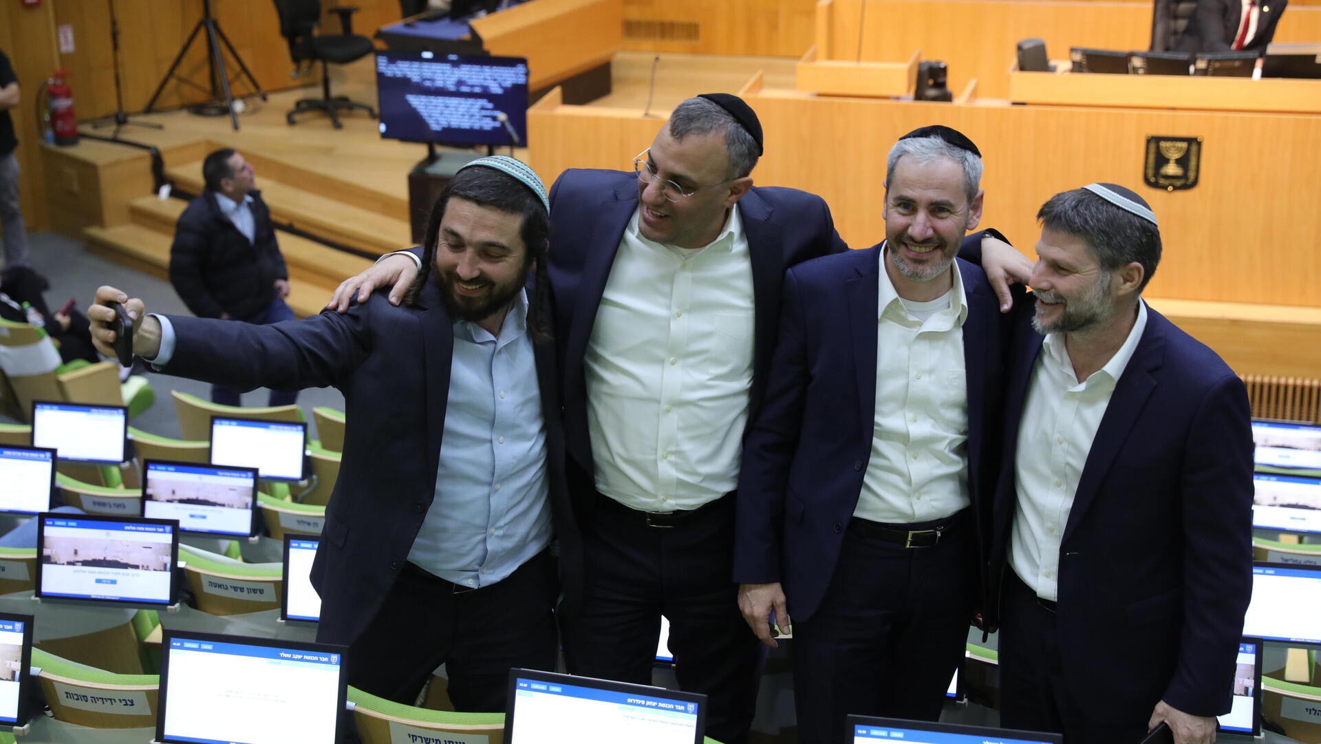 שר האוצר בצלאל סמוטריץ' חוגג את אישור תקציב המדינה עם ח"כים מהקואליציה 30.3.26