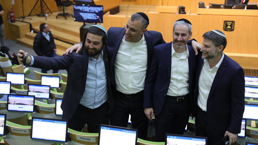 סמוטריץ' מצטלם מחויך עם חברי הכנסת החרדיים לאחר אישור התקציב (צילום: גיל יוחנן) שר האוצר בצלאל סמוטריץ' חוגג את אישור תקציב המדינה עם ח"כים מהקואליציה 30.3.26