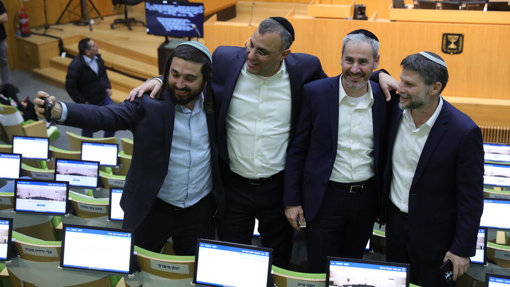 שר האוצר בצלאל סמוטריץ' חוגג את אישור תקציב המדינה עם ח"כים מהקואליציה (צילום: גיל יוחנן) שר האוצר בצלאל סמוטריץ' חוגג את אישור תקציב המדינה עם ח"כים מהקואליציה 30.3.26