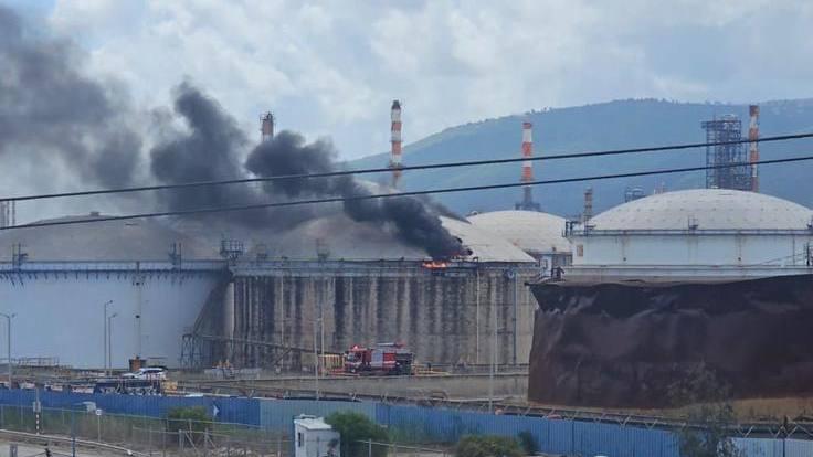 עשן מיתמר במתחם בזן (צילום: לפי סעיף 27א' מהרשתות החברתיות) מתחם בזן נפילה איראן