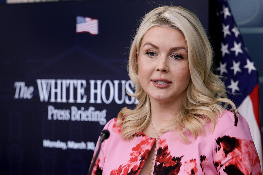 דוברת הבית הלבן קרוליין לוויט בעדכון לתקשורת