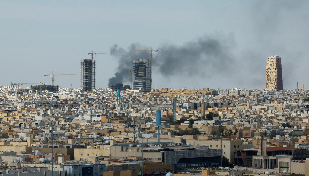 עשן מיתמר מעל ריאד לאחר תקיפה איראנית, בחודש שעבר. "ערב הסעודית ואיחוד האמירויות לא מוכנות בשום אופן שאיראן תוכל לסחוט אותן באמצעות איום מתמיד לפוצץ את האזור ולחסום את מצרי הורמוז ללא הגבלת זמן"