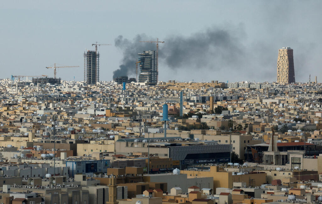 עשן מיתמר מעל ריאד לאחר תקיפה איראנית, בחודש שעבר. "ערב הסעודית ואיחוד האמירויות לא מוכנות בשום אופן שאיראן תוכל לסחוט אותן באמצעות איום מתמיד לפוצץ את האזור ולחסום את מצרי הורמוז ללא הגבלת זמן" (צילום: Sameer A. Khan/Reuters) עשן מיתמר מעל ריאד לאחר תקיפה איראנית, בחודש שעבר. "ערב הסעודית ואיחוד האמירויות לא מוכנות בשום אופן שאיראן תוכל לסחוט אותן באמצעות איום מתמיד לפוצץ את האזור ולחסום את מצרי הורמוז ללא הגבלת זמן"