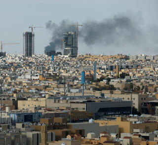 עשן מיתמר מעל ריאד לאחר תקיפה איראנית, בחודש שעבר. "ערב הסעודית ואיחוד האמירויות לא מוכנות בשום אופן שאיראן תוכל לסחוט אותן באמצעות איום מתמיד לפוצץ את האזור ולחסום את מצרי הורמוז ללא הגבלת זמן"