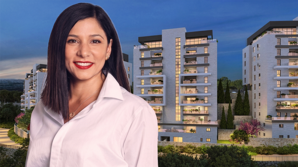 עינב כהן על רקע הדמיה של הפרויקט 