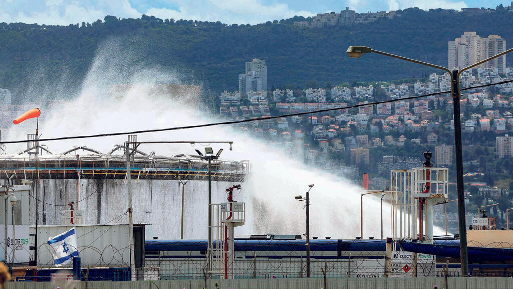 הפגיעה אתמול בבזן במפרץ חיפה (צילום: AFP/ Jack Guez) פגיעה ישירה מלחמה עם איראן ב בזן במפרץ חיפה
