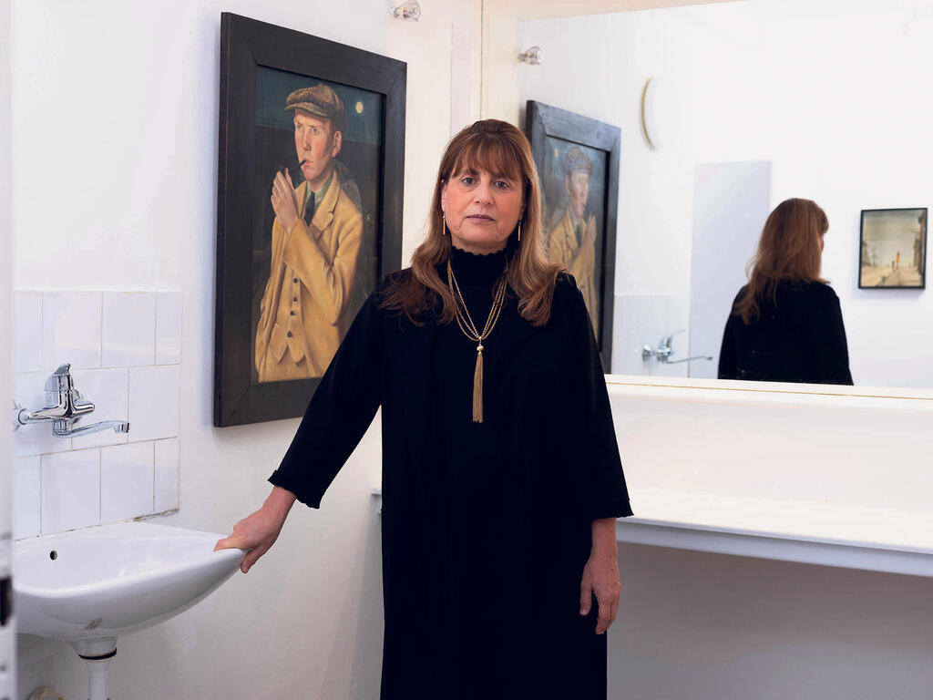 כהן עוזיאלי ליד ציור של וילהלם לכניט במרתף. “פרפורמנס של מצב חירום” (צילום: יובל חן) פנאי טניה כהן עוזיאלי