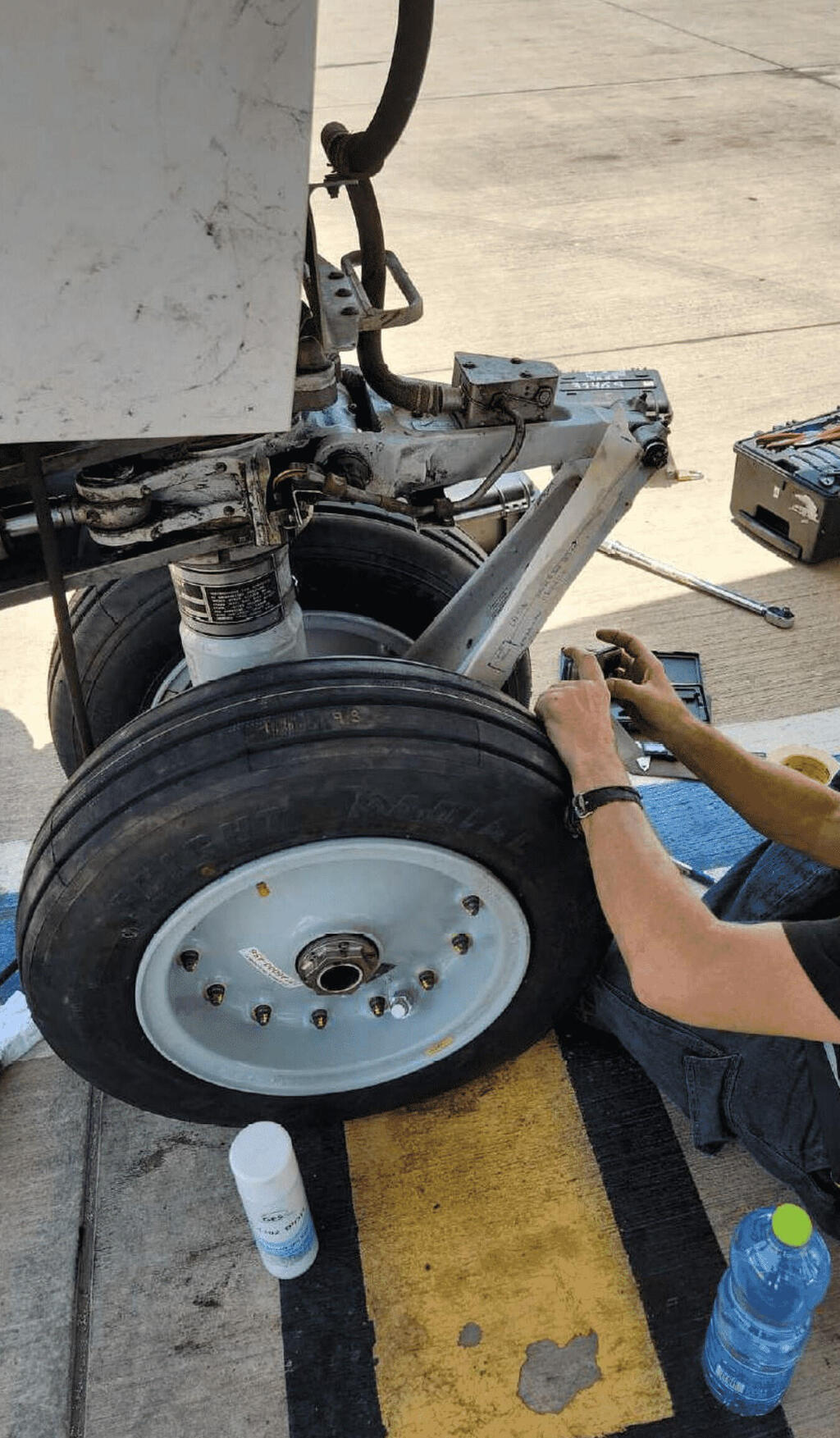 הגלגל נפגע והשבית את הטיסה פגיעה בגלגל של מטוס חברת התעופה הצ'כית SW