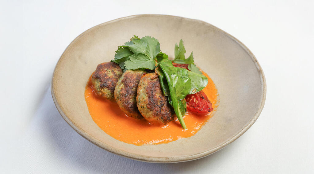 קציצות דגים של השף אוהד סולומון מסעדת r48 של רותי ברודו פנאי