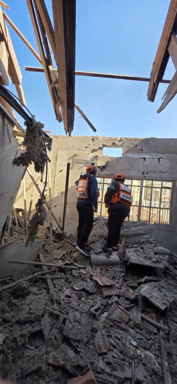 בני ברק (צילום: דוברות איחוד והצלה) בני ברק הרס נפילה פגיעה רסיס טיל שיגורים