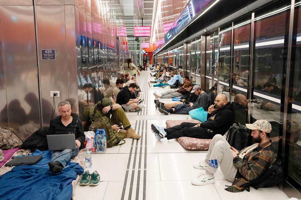 אזרחים מתגוררים ב תחנת הרכבת הקלה בתל אביב מלחמה איראן