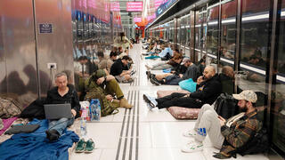 אזרחים מתגוררים ב תחנת הרכבת הקלה בתל אביב מלחמה איראן