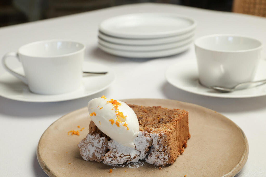 עוגת אגוזים של השף אוהד סולומון מסעדת r48 של רותי ברודו פנאי