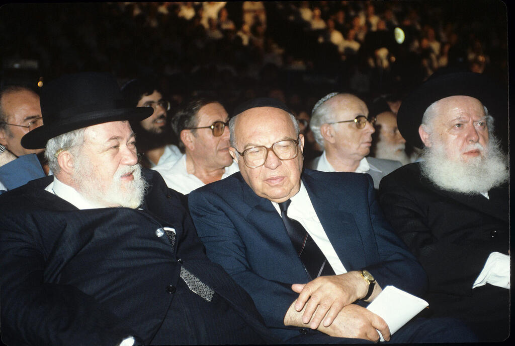 יוסף בורג במרכז בוועידת המפד"ל בשנת 1985 בירושלים