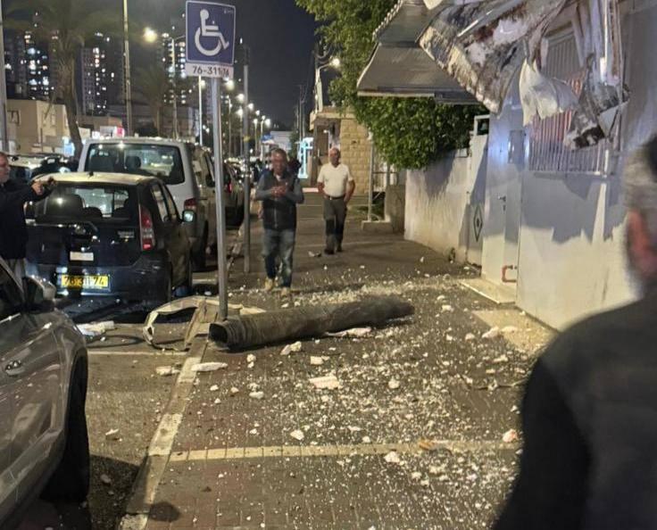 שברי יירוט בקריית חיים (צילום: דוברות איחוד הצלה) שברי יירוט רסיס קריית חיים טיל חיזבאללה מלחמה זירה