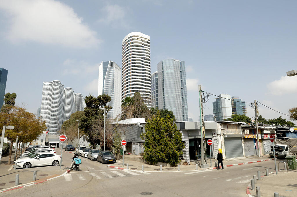 שטח בנייה של חברת קאסו נדל"ן בפינת הרחובות יגאל אלון יד חרוצים ריב"ל ב תל אביב