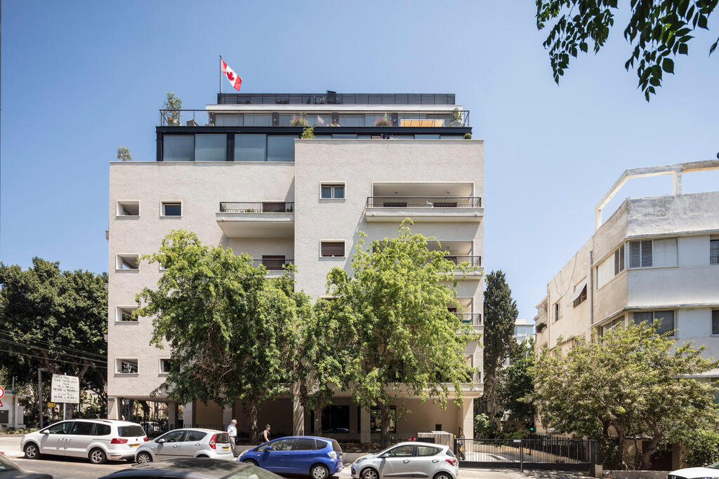 בניין בית אלקון ב שדרות ח"ן 38 תל אביב עם דירה של יעקב ברדוגו