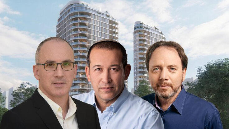 מימין סיון ברקוביץ מבעלי סיון ביצוע, מנכל רובי קפיטל יעקב ניצן ומנהל מחלקת ערבויות באיילון סהר בן זאב על רקע הדמיית הפרויקט 