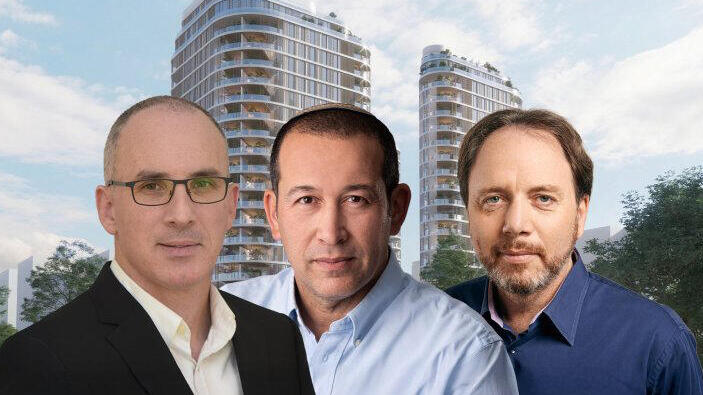 מימין סיון ברקוביץ מבעלי סיון ביצוע, מנכל רובי קפיטל יעקב ניצן ומנהל מחלקת ערבויות באיילון סהר בן זאב על רקע הדמיית הפרויקט 