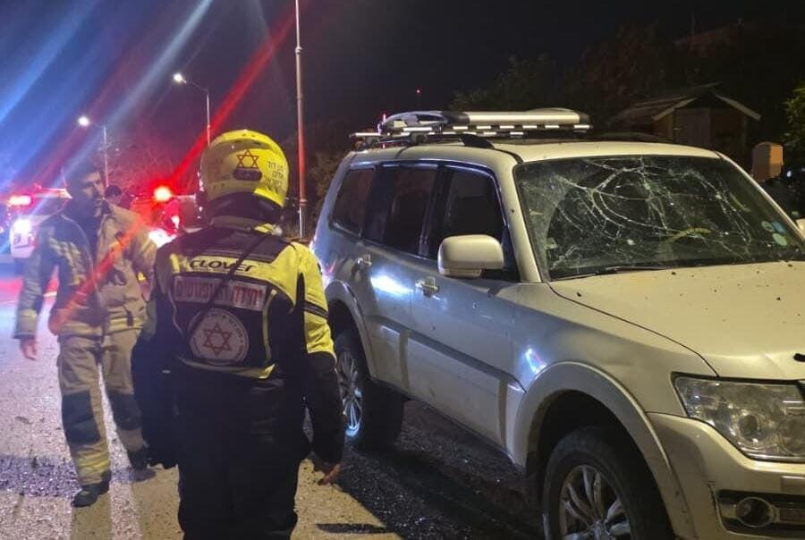 נזק לרכב מהנפילה בגליל המערבי (צילום: תיעוד מבצעי מד"א) נפילה גליל מערבי פצועים חיזבאללה לבנון