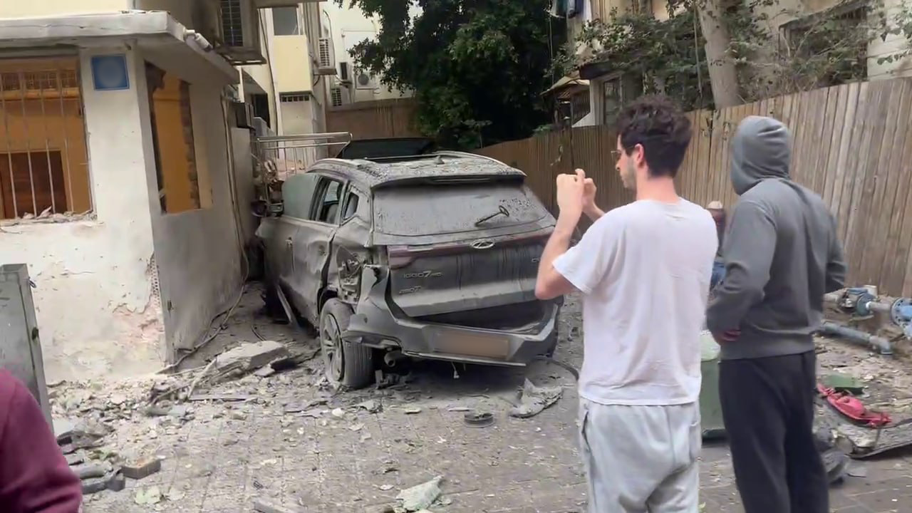 תל אביב פגיעה רכב נפגע נפילה רסיס טיל מתפצל