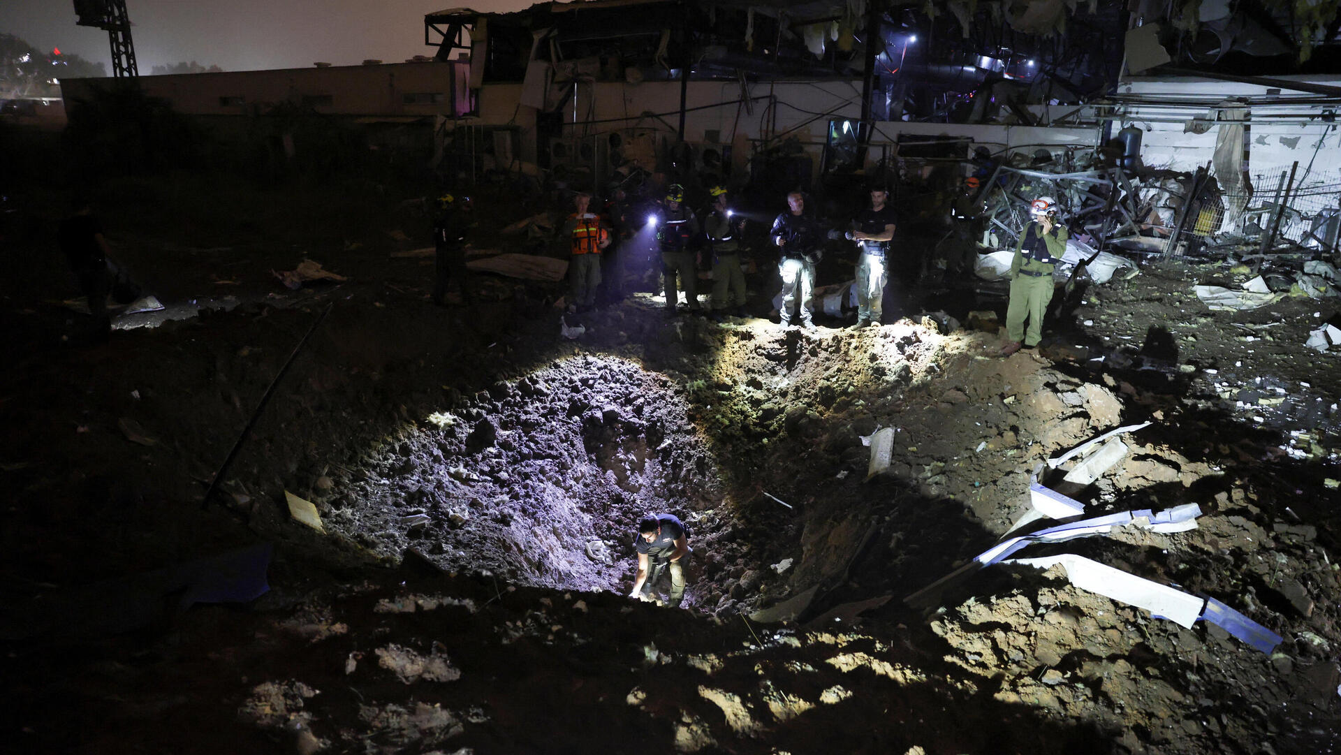 פתח תקווה בור מכתש נפילה איראן שאגת הארי