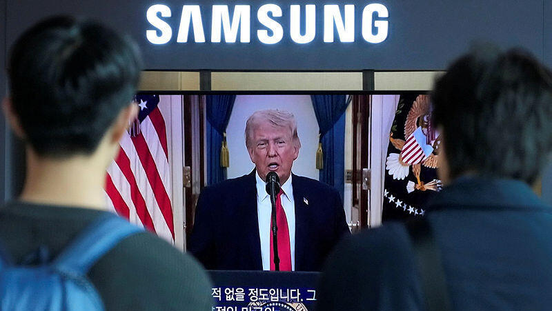 עוברי אורח ב סיאול קוריאה צופים בנאום לאומה של נשיא ארה"ב דונלד טראמפ 2.4.26