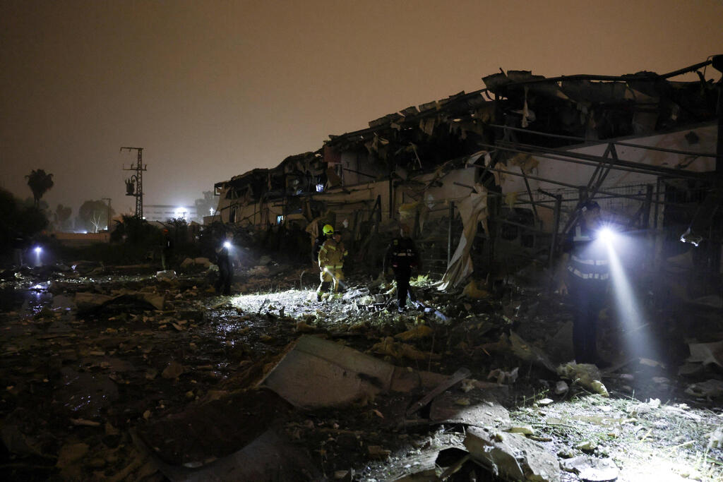 צילום: REUTERS/Ammar Awad פתח תקווה בור מכתש הרס איראן שאגת הארי